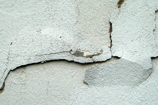 cracked wall, repairs needed